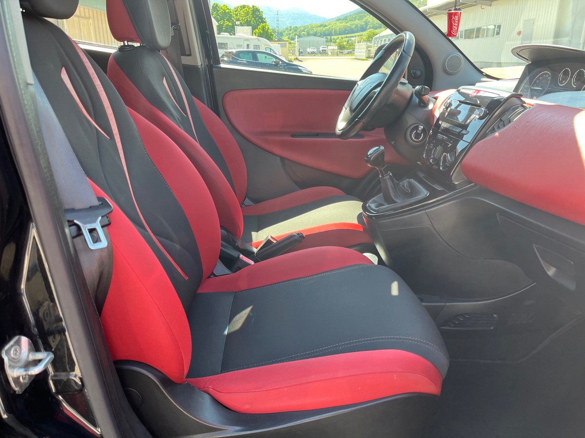 Lancia Ypsilon III 1.3 MULTIJET 95 BLACK&RED 5P