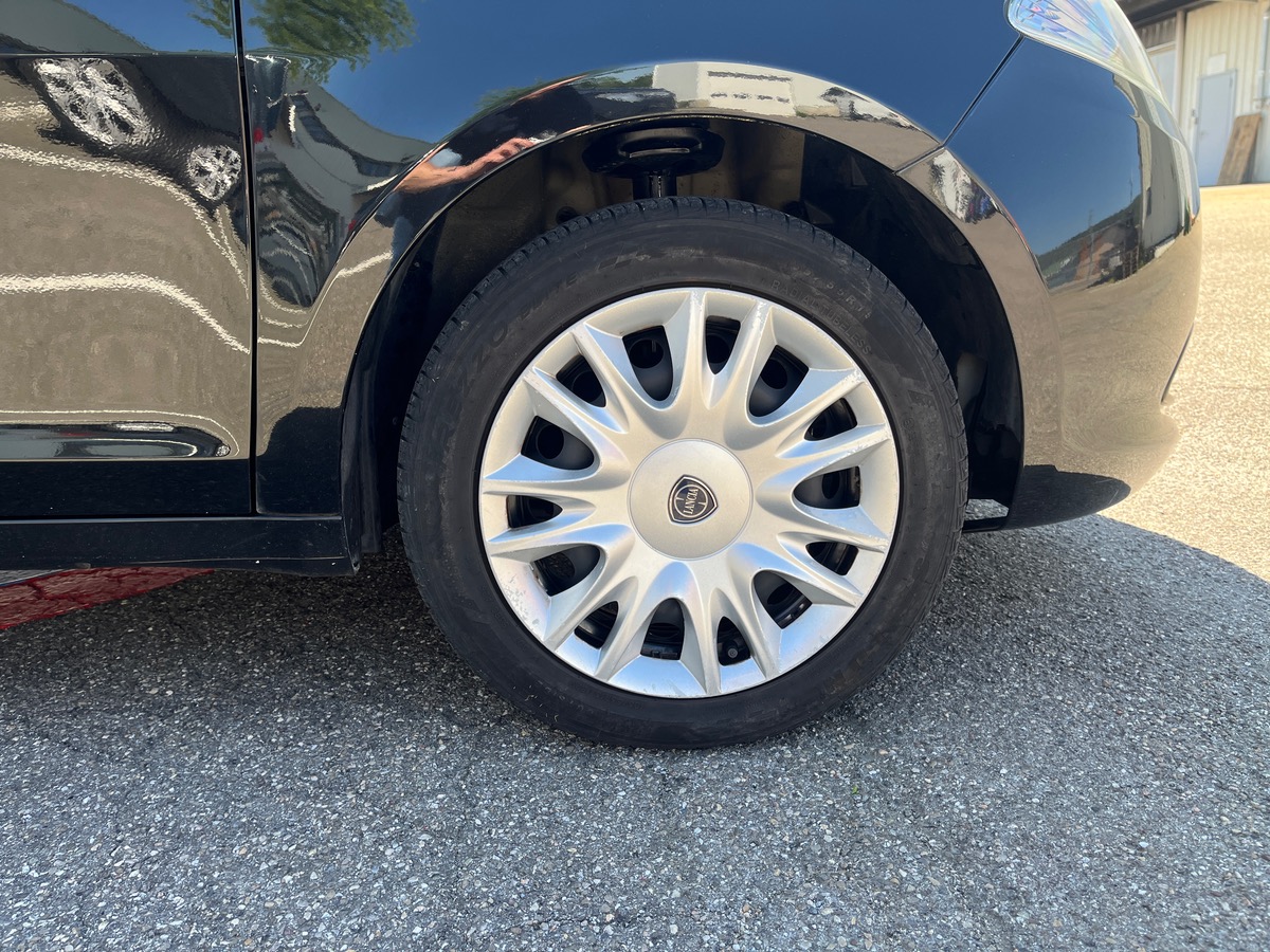 Lancia Ypsilon III 1.3 MULTIJET 95 BLACK&RED 5P