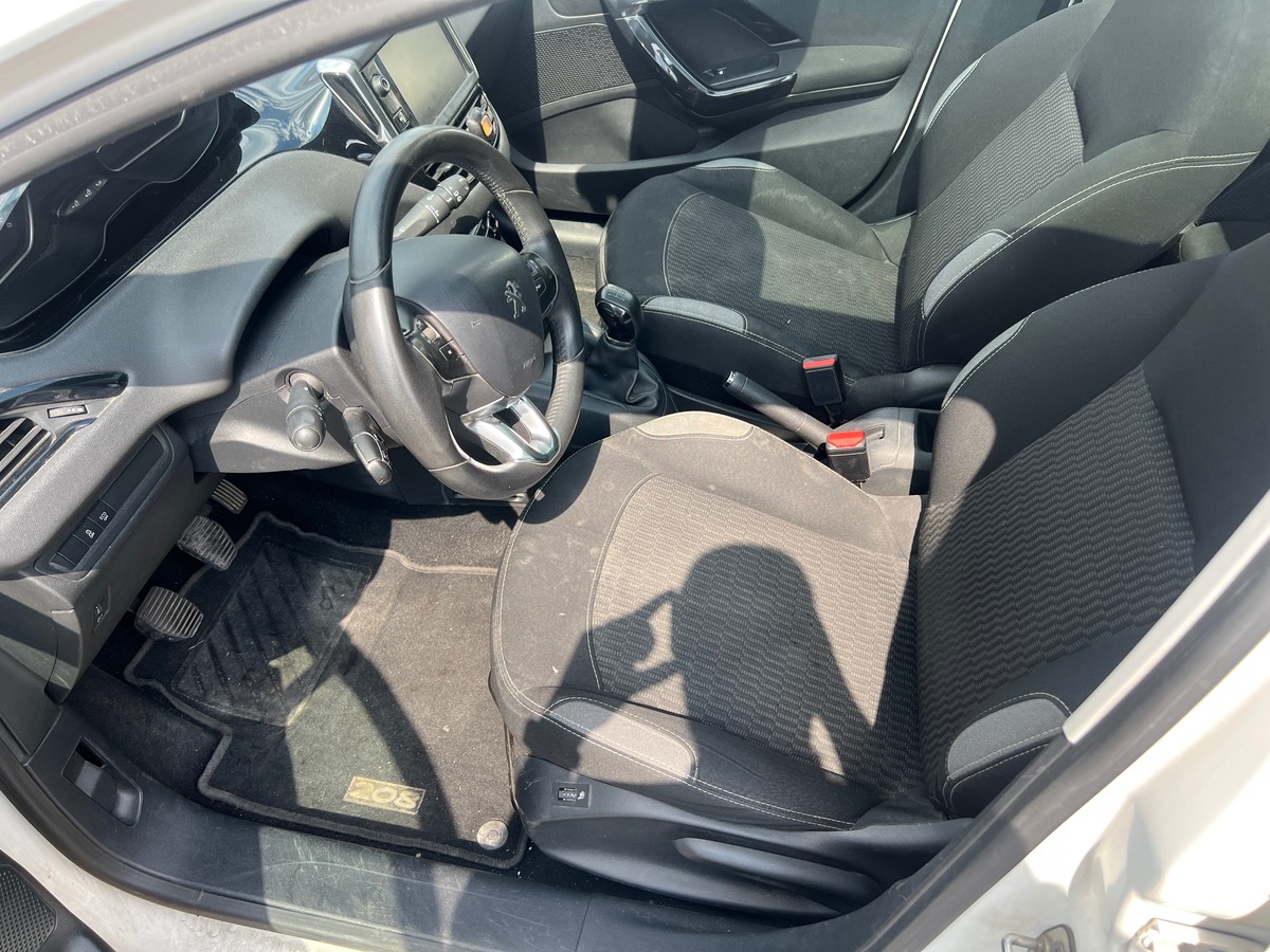 Peugeot 208 100 Cv BlueHDI STYLE, SUIVI COMPLET, TOIT PANORAMIQUE, SIEGES CHAUFFANTS