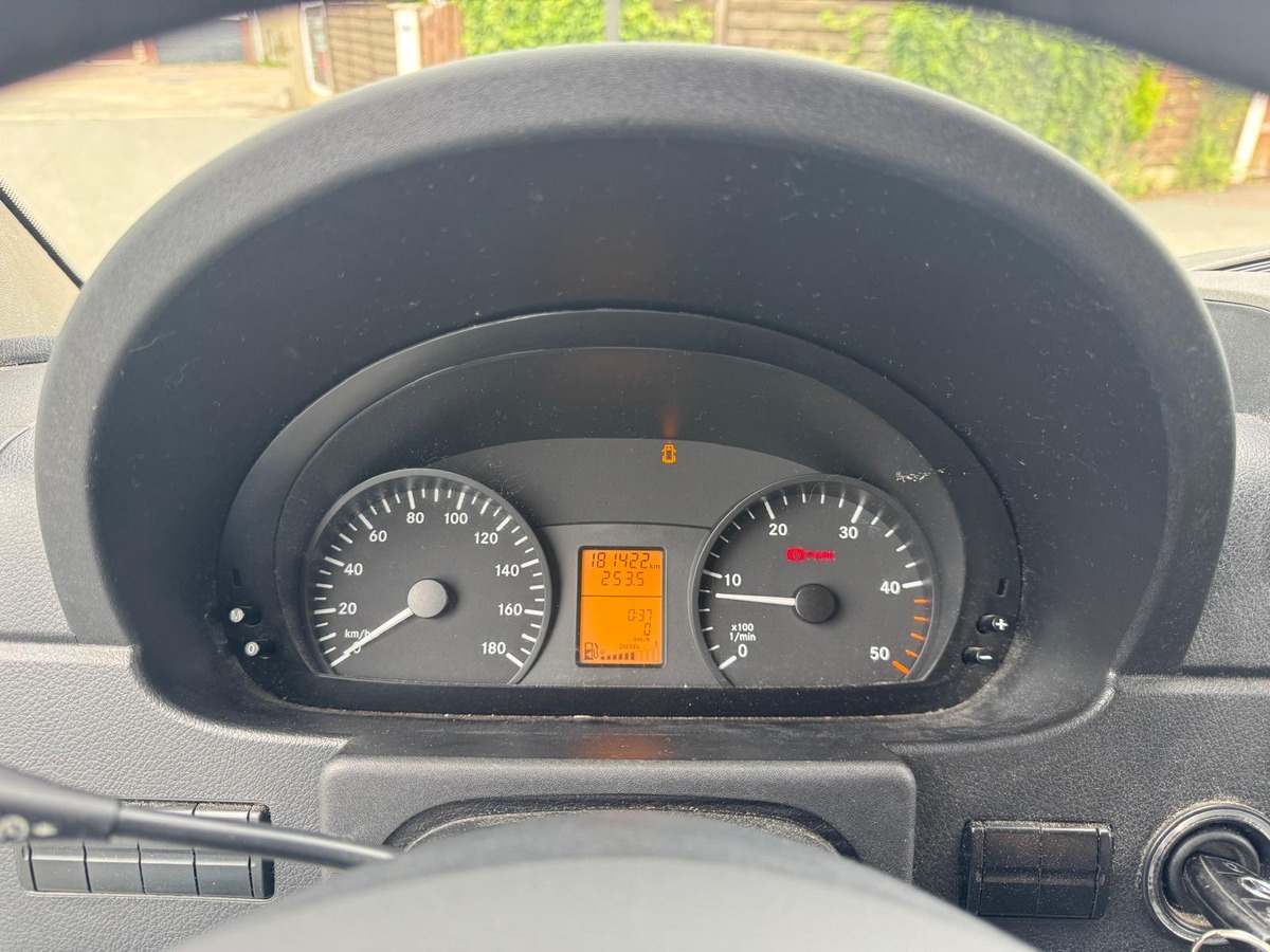 Mercedes-Benz Sprinter 906.613 210CDI 2.2 Fourgon moyen tôlé 3.0T 95 cv