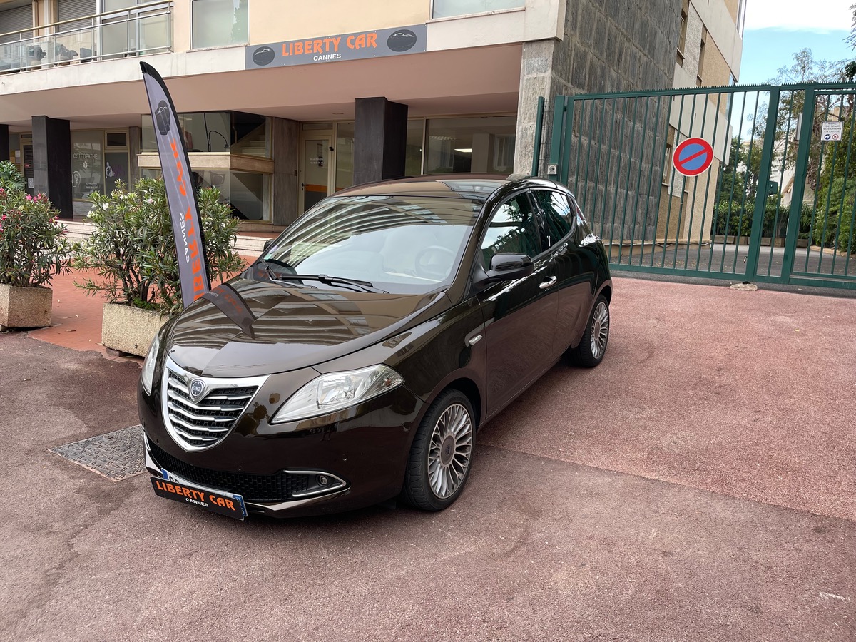 Lancia Ypsilon 85 cv / 1 er Main / Boîte auto / Km Réel / Toit Ouvrant