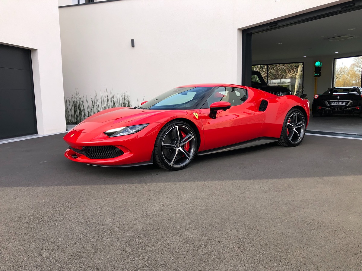 Ferrari 296 GTB 3.0 TURBO V6 HYBRIDE / TVA / 4755 KMS