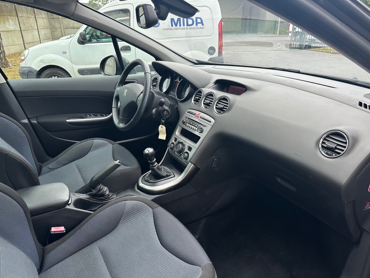 Peugeot 308 SW 1.6 e-HDI 112 CV 7 place spéciale family 4XCB