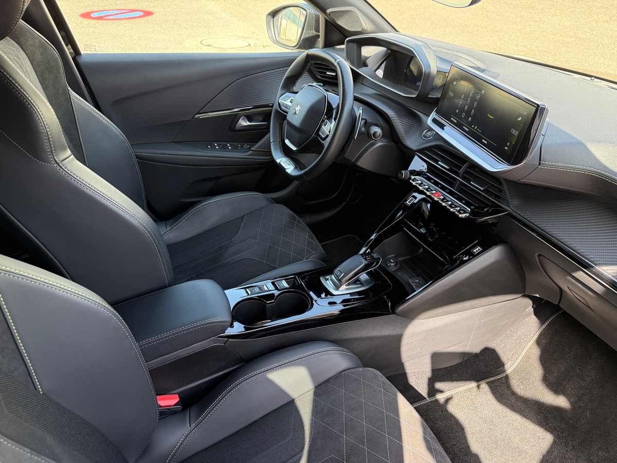 Peugeot 208 1.2 PureTech 130 ch GT Line EAT8, Toit Panoramique, I-Cockpit, Camera de recul