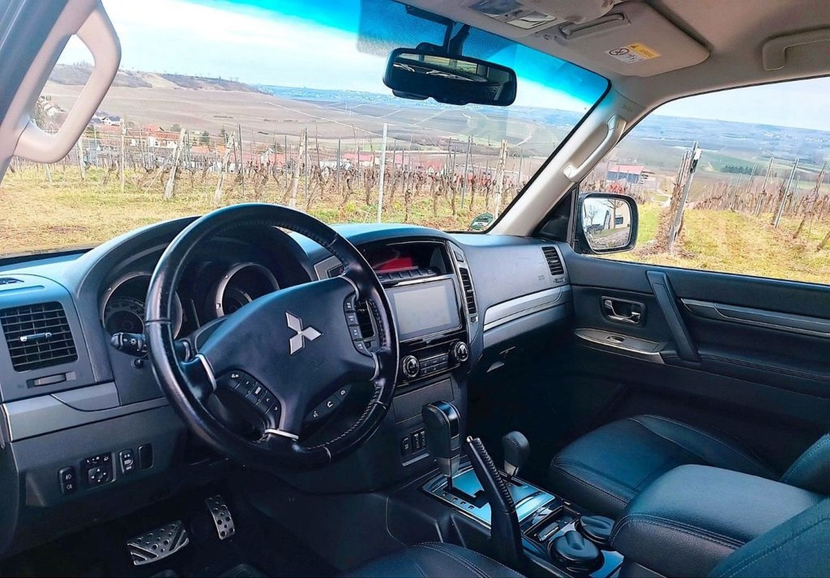 Mitsubishi Pajero 3.2 DI-D Édition 100 Automatique 1 MAIN .