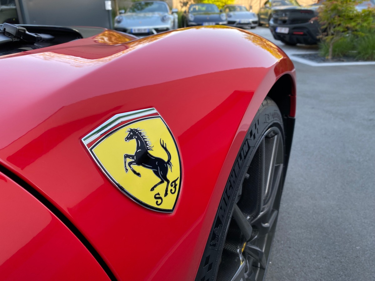 Ferrari SF90 SPIDER / TVA / 1ERE MAIN / 300 KMS
