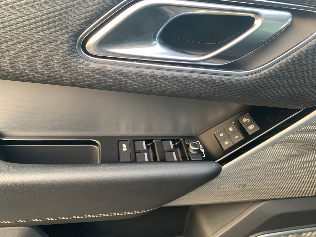 Land-Rover Range Rover Velar R-DYNAMIC 300
