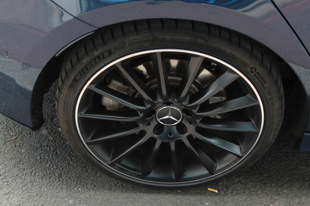 Mercedes-Benz Classe A IV 35 AMG  306 CV 4MATIC 7G-DCT Toit Ouvrant/ Burnmatser / keyless Go....
