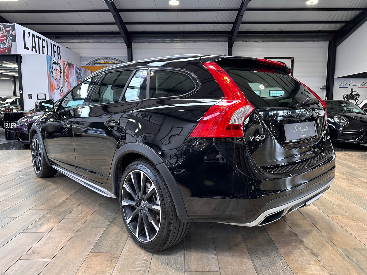 Volvo V60 Cross Country D4 2.4 190 cv AWD Summum Geartronic + Attelage + Barres de toit