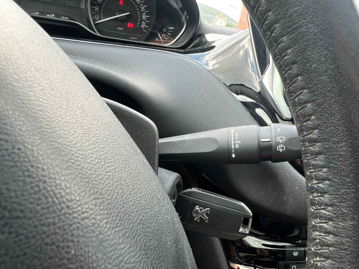 Peugeot 208 100 Cv BlueHDI STYLE, SUIVI COMPLET, TOIT PANORAMIQUE, SIEGES CHAUFFANTS