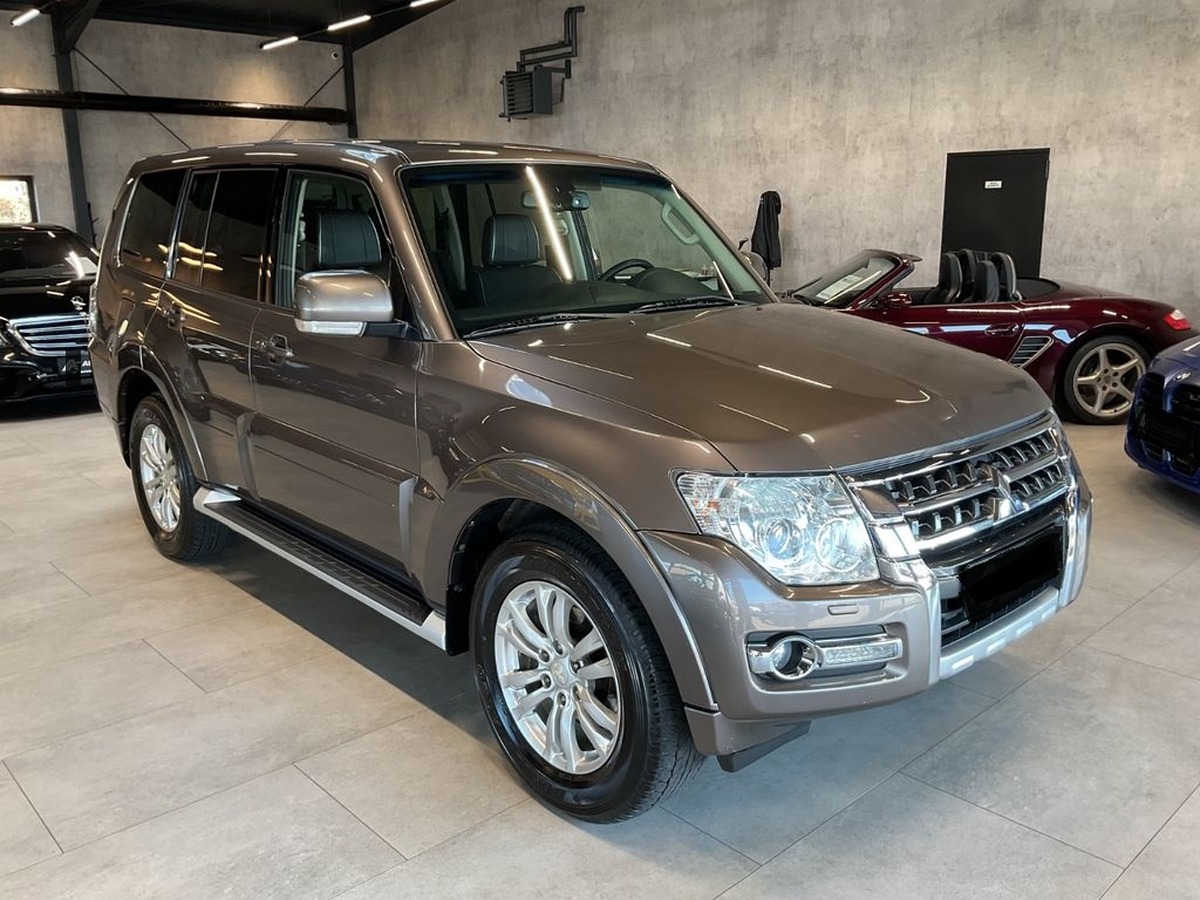 Mitsubishi Pajero 3.2 DI-D Plus AHK Caméra Xénon 7 places .