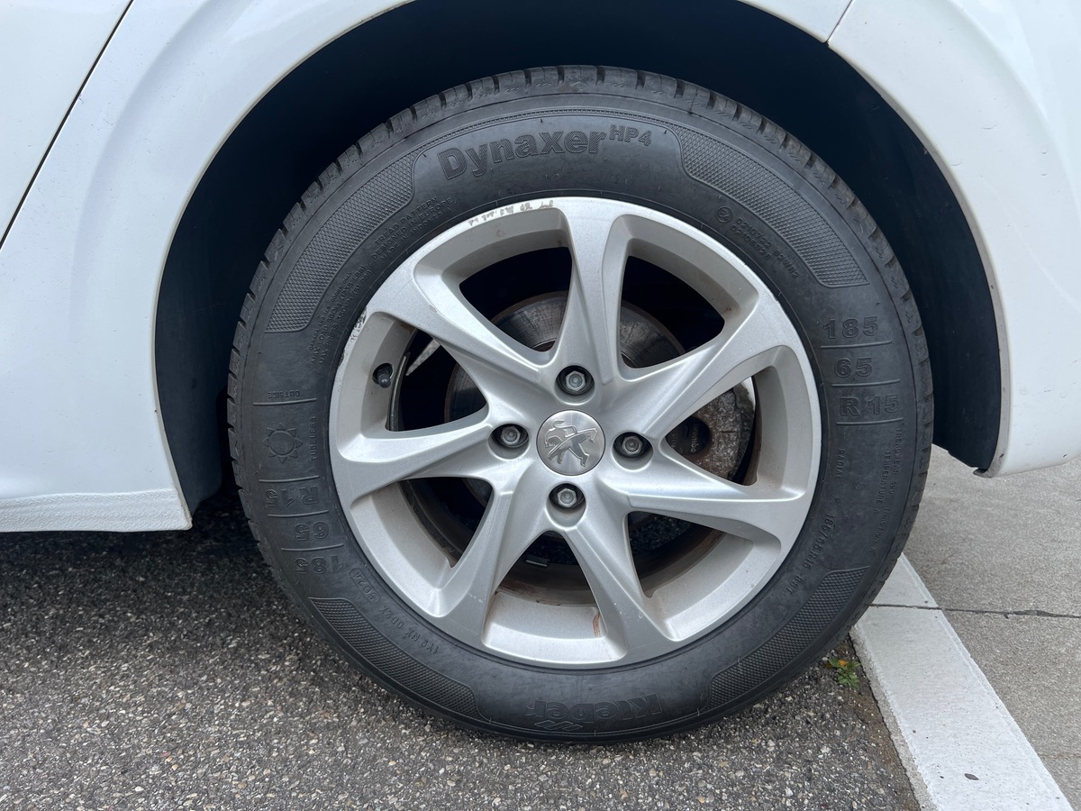Peugeot 208 100 Cv BlueHDI STYLE, SUIVI COMPLET, TOIT PANORAMIQUE, SIEGES CHAUFFANTS