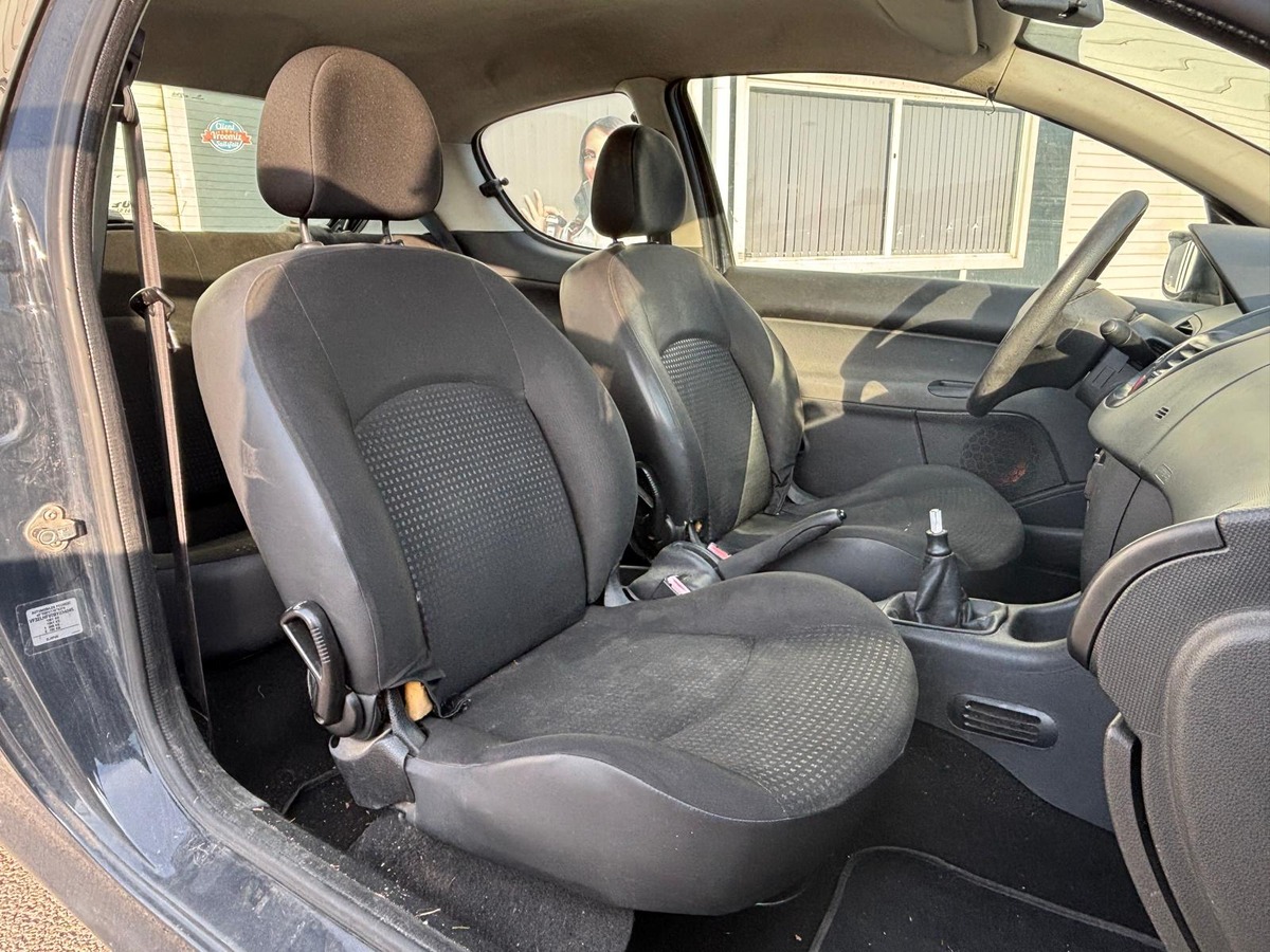 Peugeot 206 + 1.1 60cv - VENTE A MARCHAND SANS GARANTIE et sans Contrôle Technique