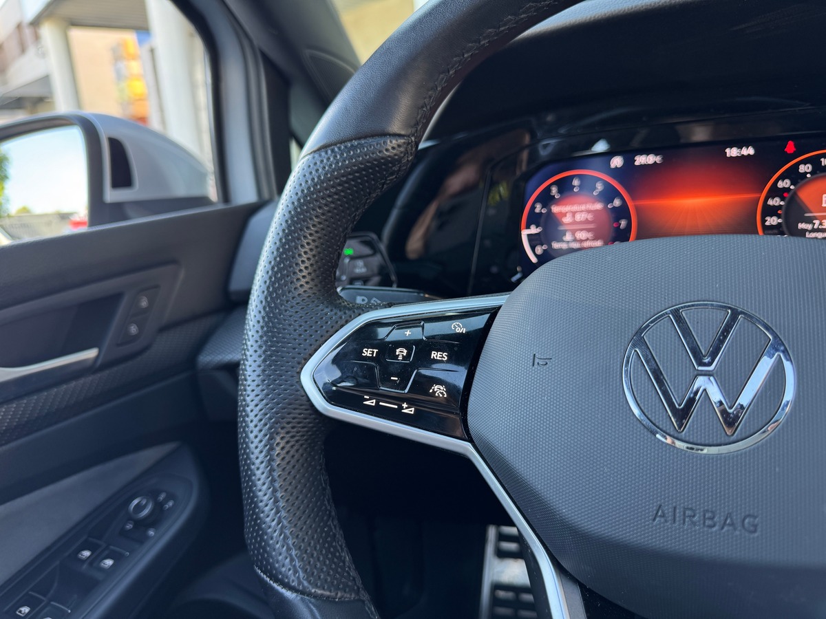 Volkswagen Golf VIII 8 R line 1.5 eTSi DSG7 150 cv - Toit Ouvrant - IQ Light - Full options *