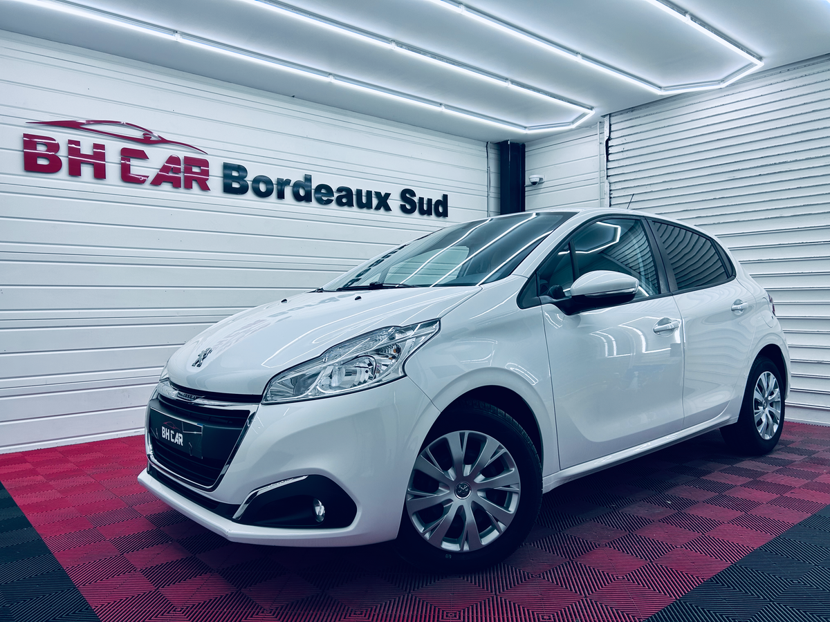 Image: Peugeot 208 5 Portes 1.5 Blue HDI 100 ch // Carplay