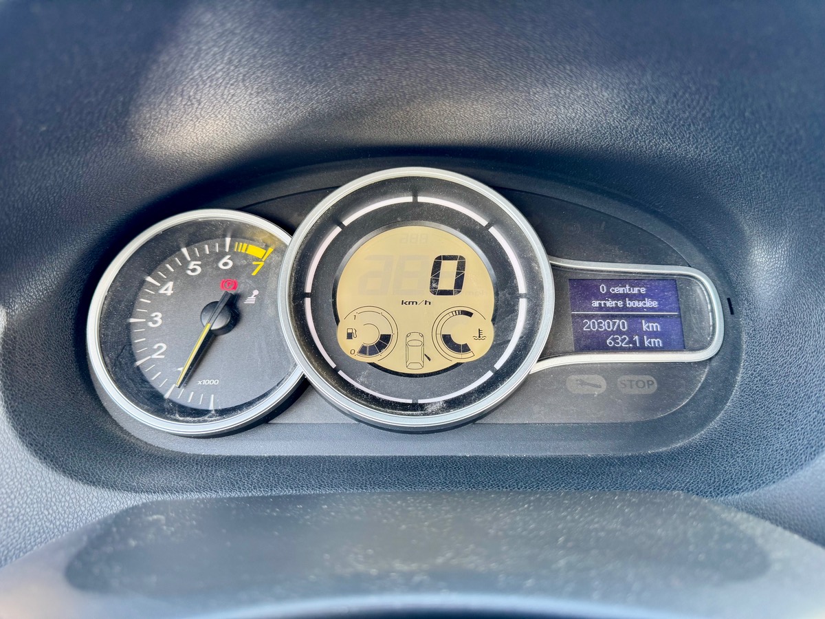 RENAULT Megane III TCE 130 CV EXPRESSION PREMIÈRE MAIN