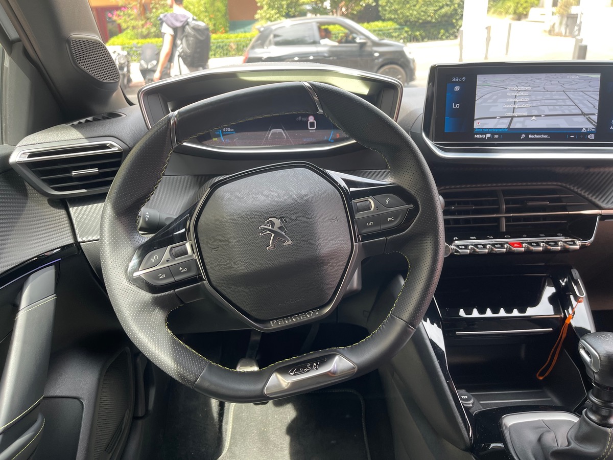 Peugeot 208 1.5 bhdi 100 cv / GT LINE / Pack Black / Virtual Cockpit / Grand écran