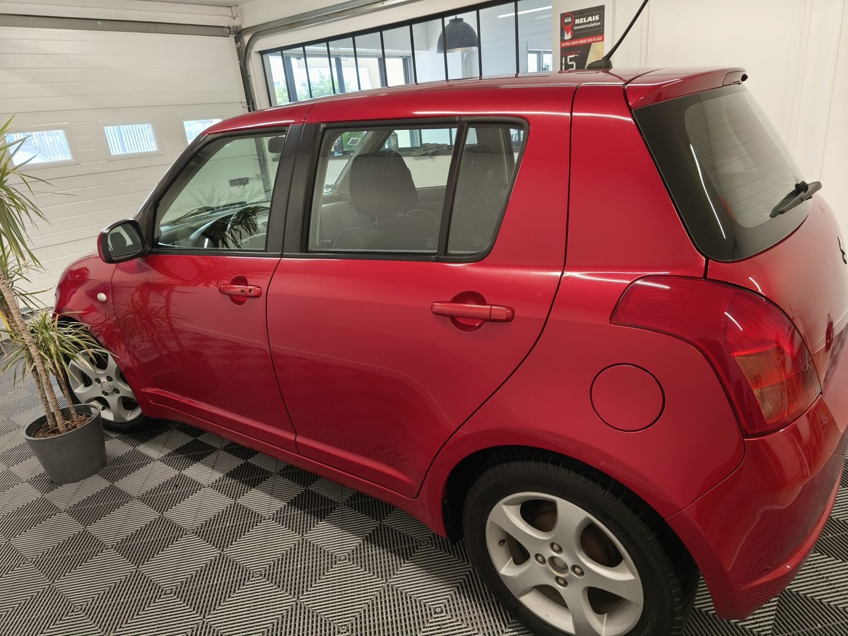 Suzuki Swift III 1.3 16V 93Ch