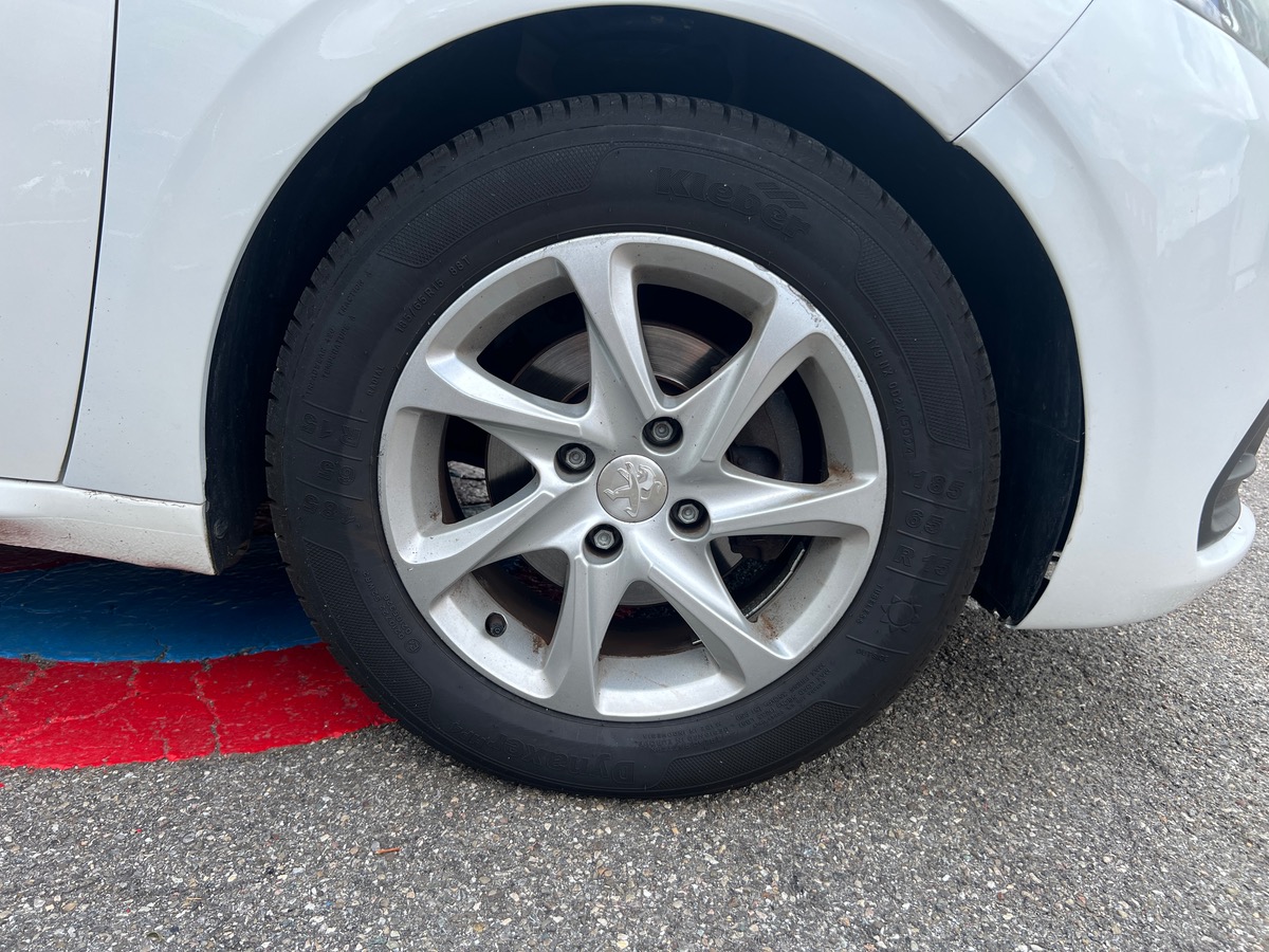 Peugeot 208 100 Cv BlueHDI STYLE, SUIVI COMPLET, TOIT PANORAMIQUE, SIEGES CHAUFFANTS