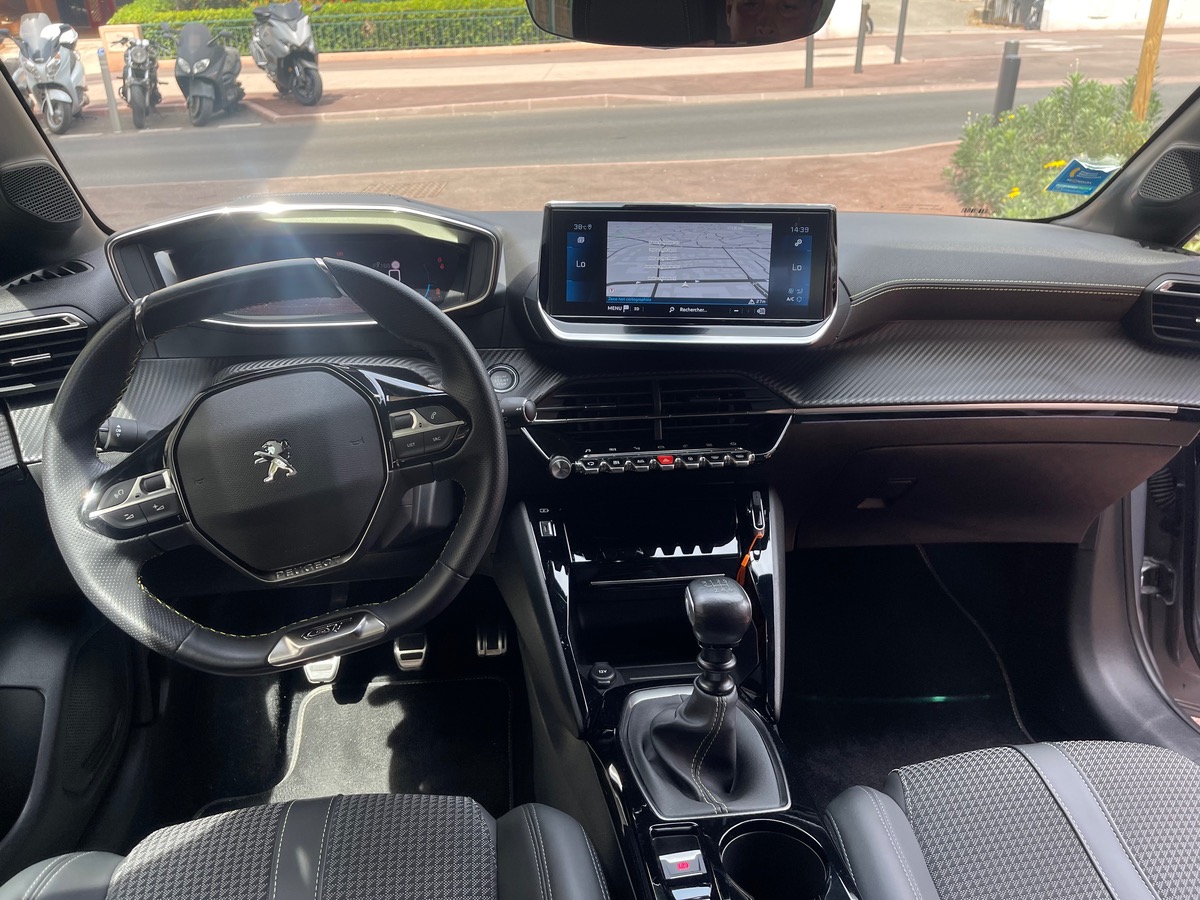 Peugeot 208 1.5 bhdi 100 cv / GT LINE / Pack Black / Virtual Cockpit / Grand écran