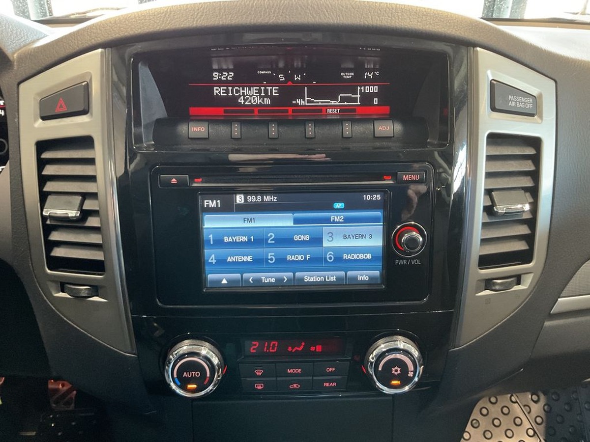 Mitsubishi Pajero 3.2 DI-D Plus AHK Caméra Xénon 7 places .