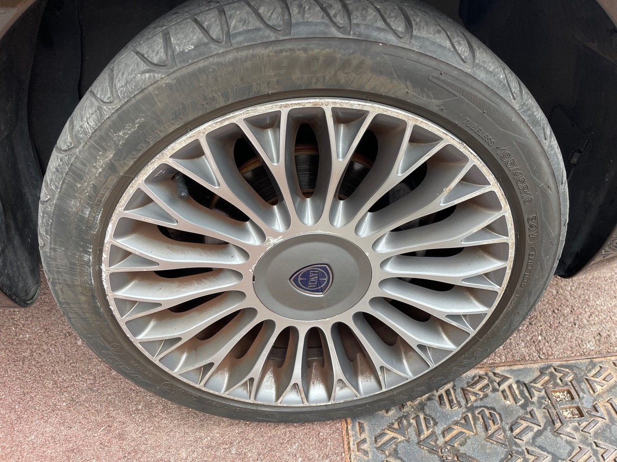 Lancia Ypsilon 85 cv / 1 er Main / Boîte auto / Km Réel / Toit Ouvrant
