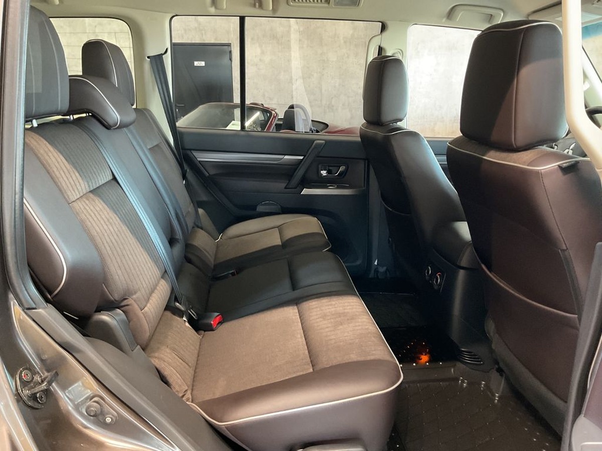 Mitsubishi Pajero 3.2 DI-D Plus AHK Caméra Xénon 7 places .