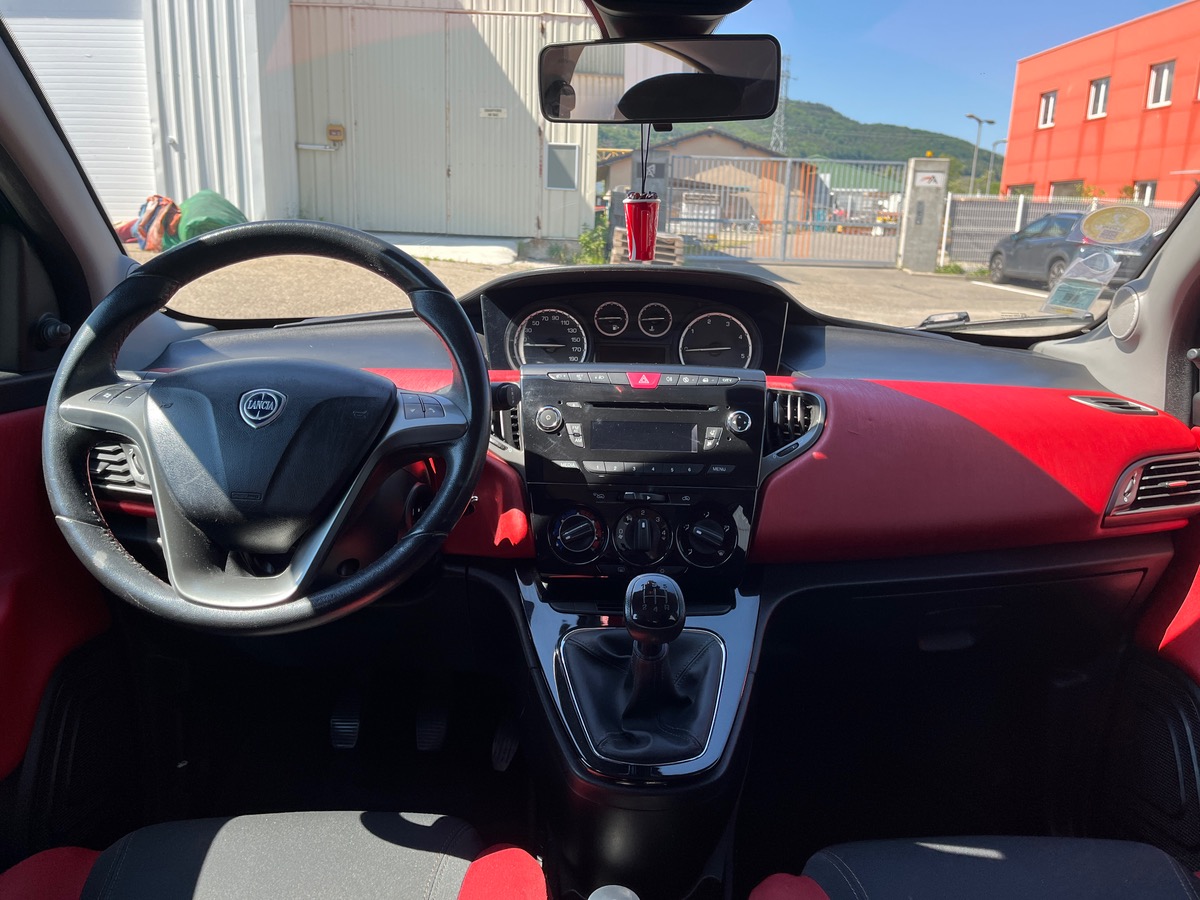 Lancia Ypsilon III 1.3 MULTIJET 95 BLACK&RED 5P