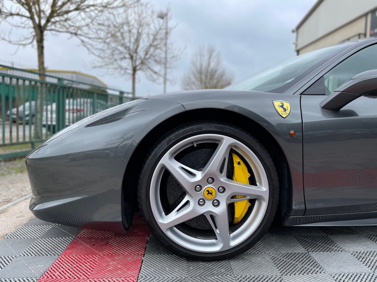 Ferrari 458 ITALIA V8 570 GRIS SILVERSTONE UJ