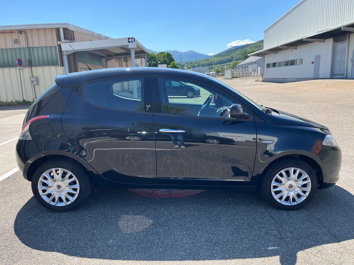 Lancia Ypsilon III 1.3 MULTIJET 95 BLACK&RED 5P