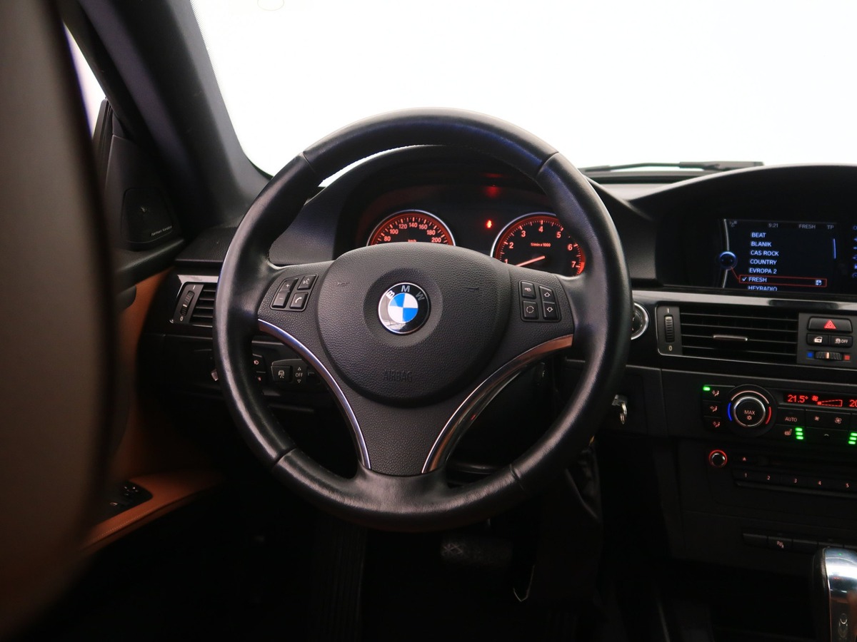 Bmw Série 3 BMW 330i xDrive Coupé 2011 – Performance et Luxe
