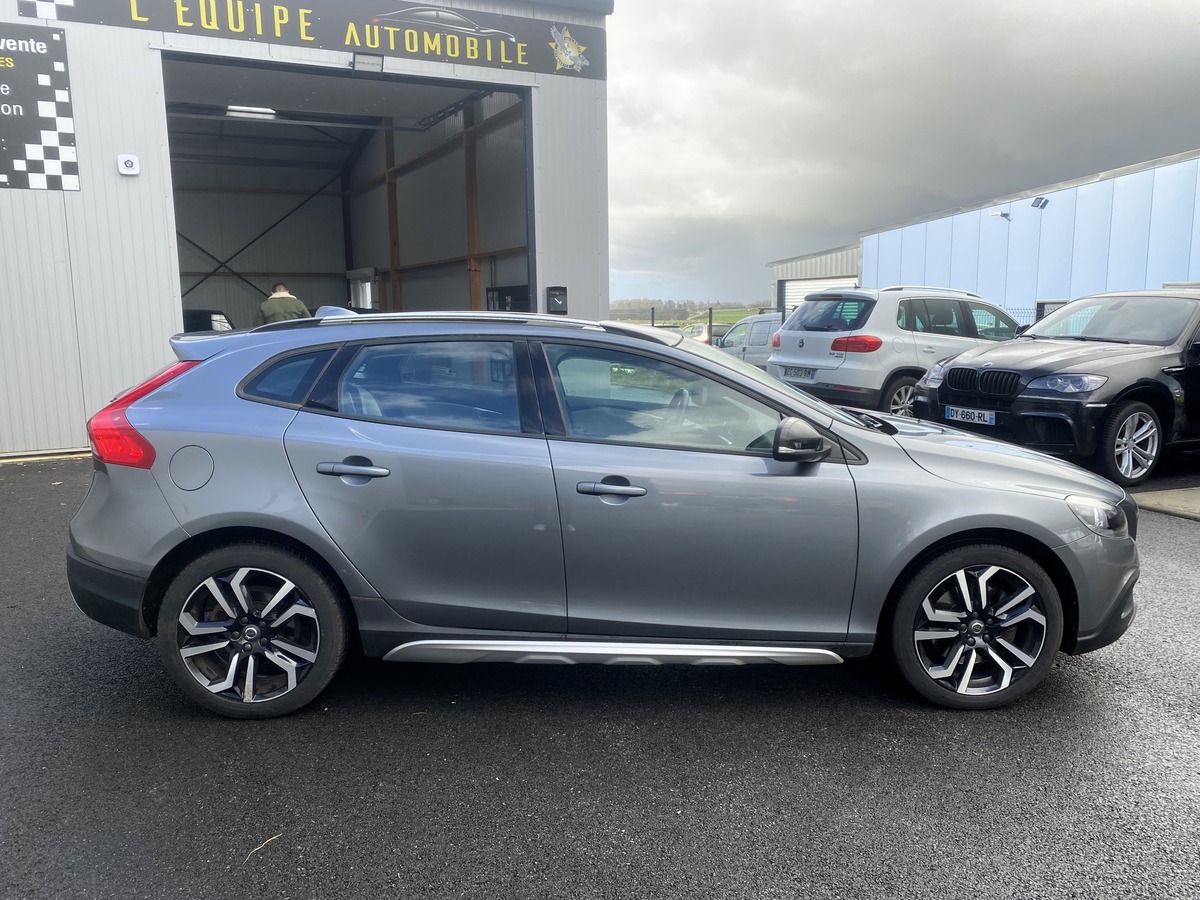 Volvo V40 Cross Country (2) 1.5 T3 152 CH R-DESIGN GEARTRONIC 6