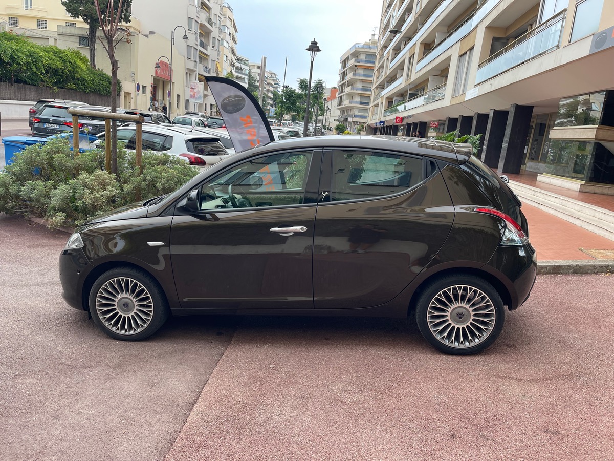 Lancia Ypsilon 85 cv / 1 er Main / Boîte auto / Km Réel / Toit Ouvrant