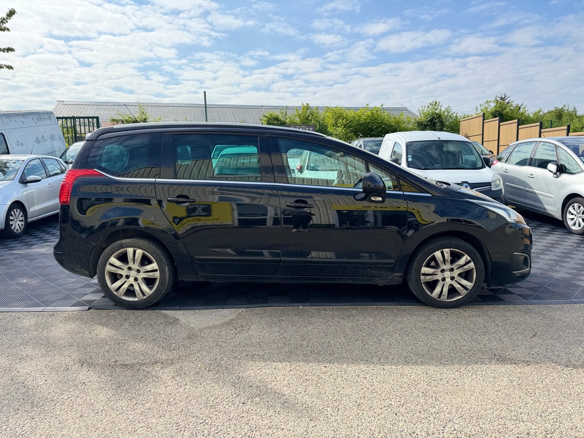 Peugeot 5008 Phase 2 1.6 156 cv Boîte auto 7 PLACES - TOIT PANORAMIQUE - SIEGES CHAUFFANTS