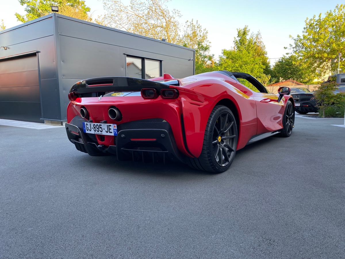 Ferrari SF90 SPIDER / TVA / 1ERE MAIN / 300 KMS