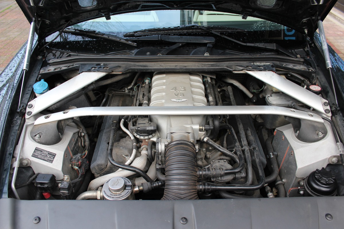 Aston Martin V8 Vantage COUPE 4.3L  390 