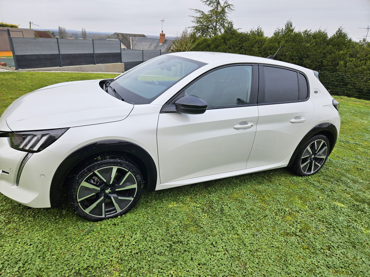 Peugeot E-208 GT LINE