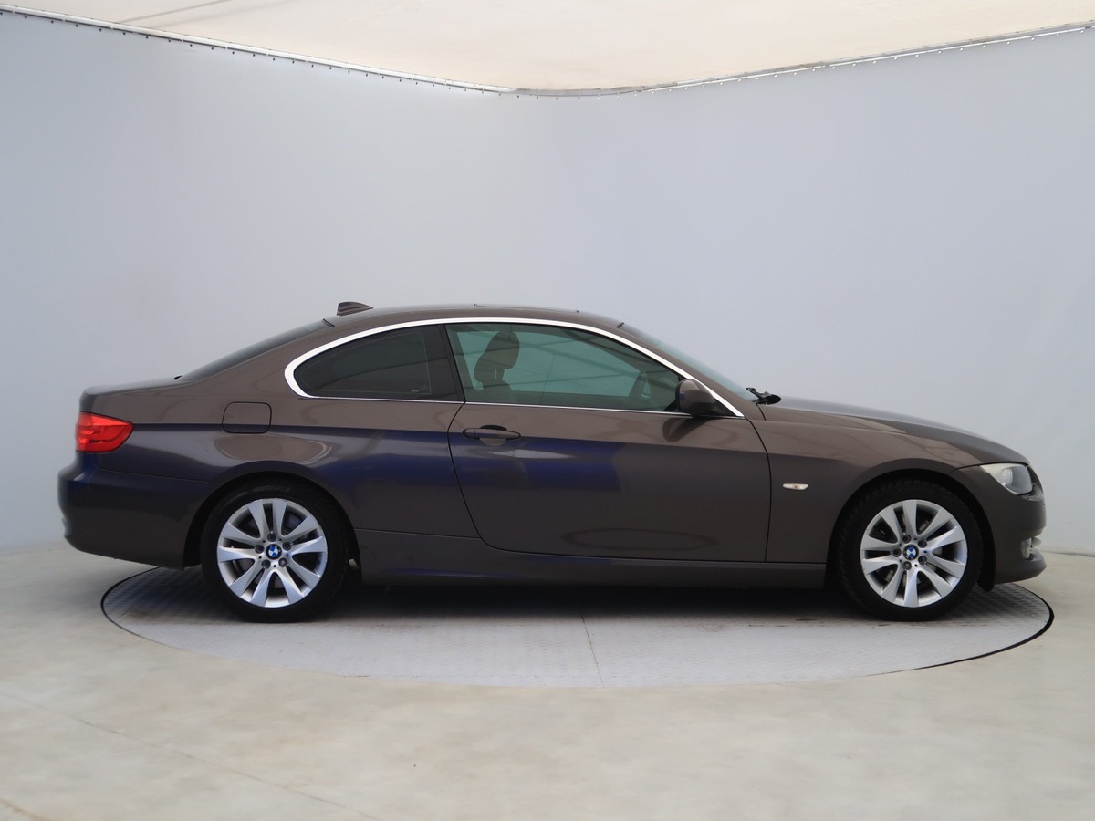 Bmw Série 3 BMW 330i xDrive Coupé 2011 – Performance et Luxe