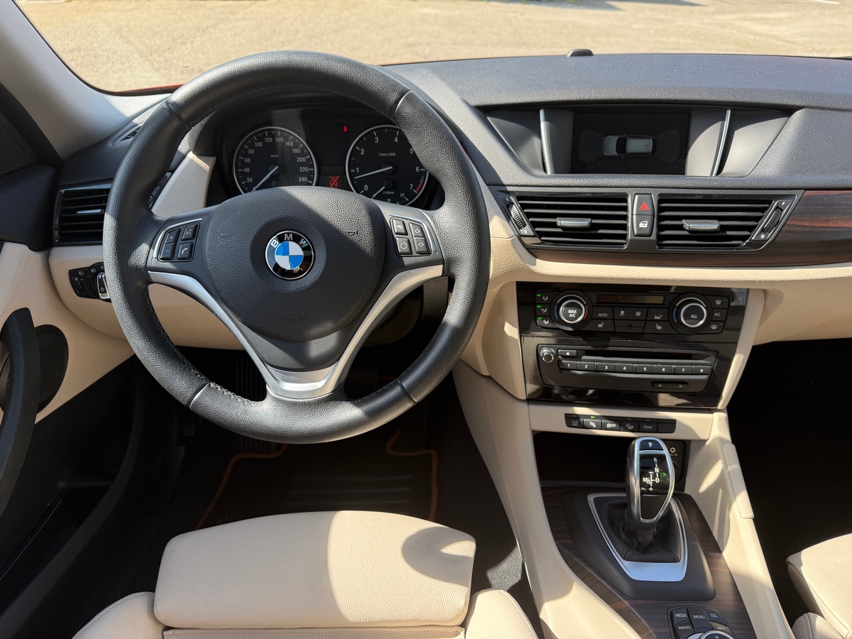 Bmw X1 20i 2L  184 X-Drive boite 8  X-line, Toit ouvrant, Sièges chauffants, Suivi complet