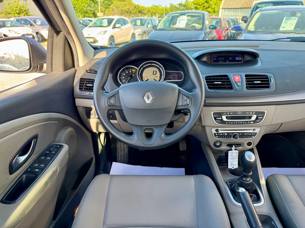 RENAULT Megane III TCE 130 CV EXPRESSION PREMIÈRE MAIN