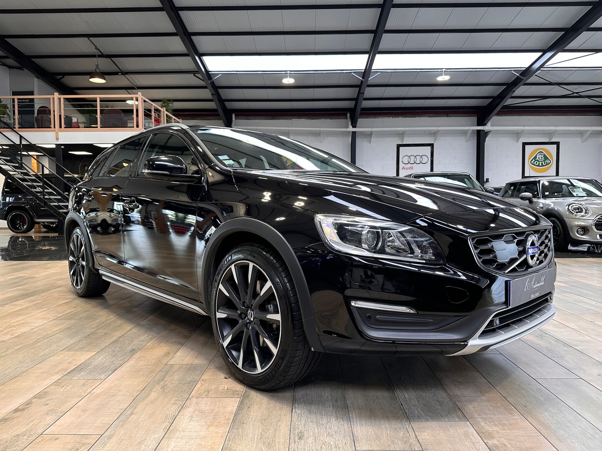 Volvo V60 Cross Country D4 2.4 190 cv AWD Summum Geartronic + Attelage + Barres de toit