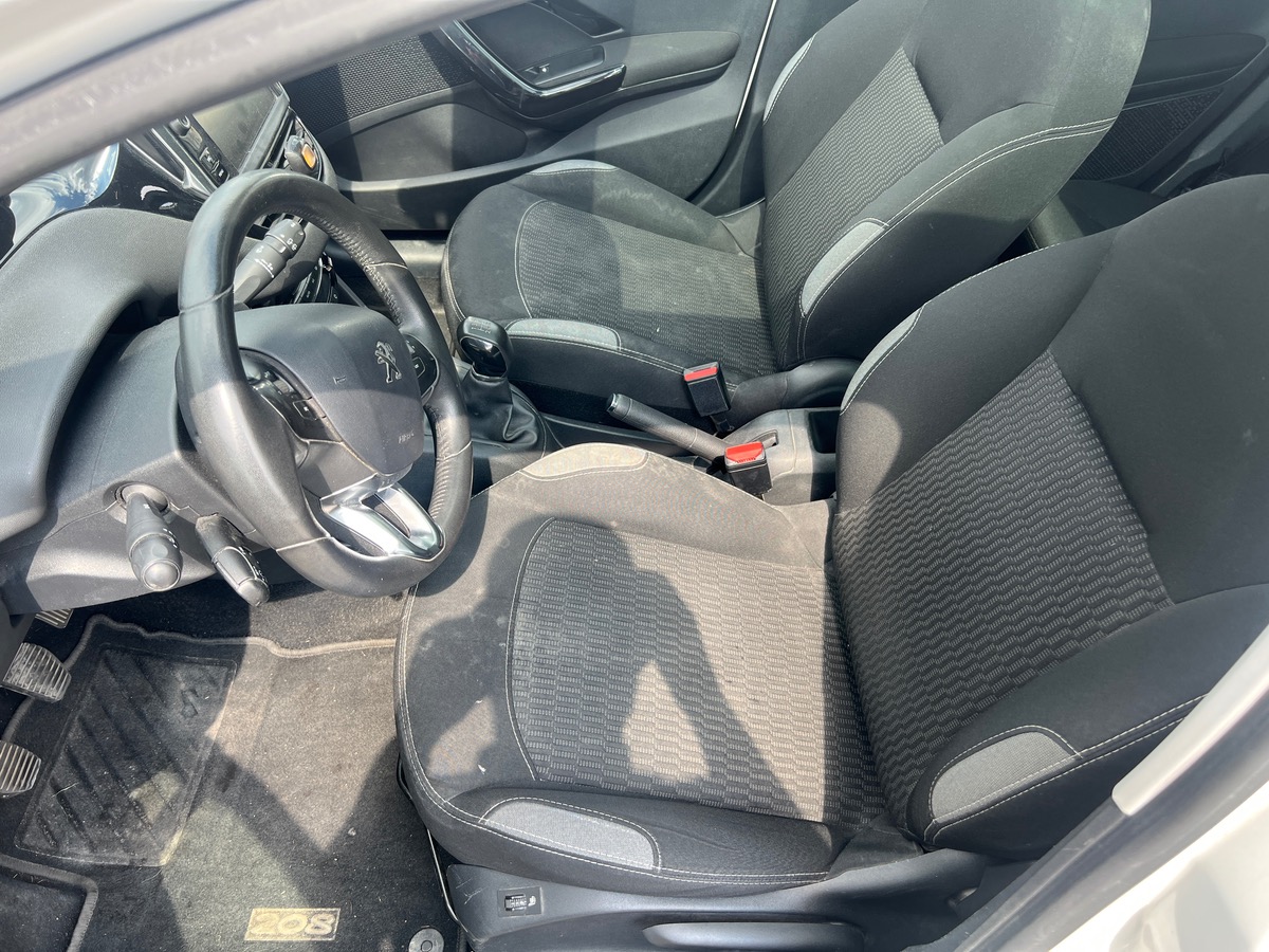Peugeot 208 100 Cv BlueHDI STYLE, SUIVI COMPLET, TOIT PANORAMIQUE, SIEGES CHAUFFANTS