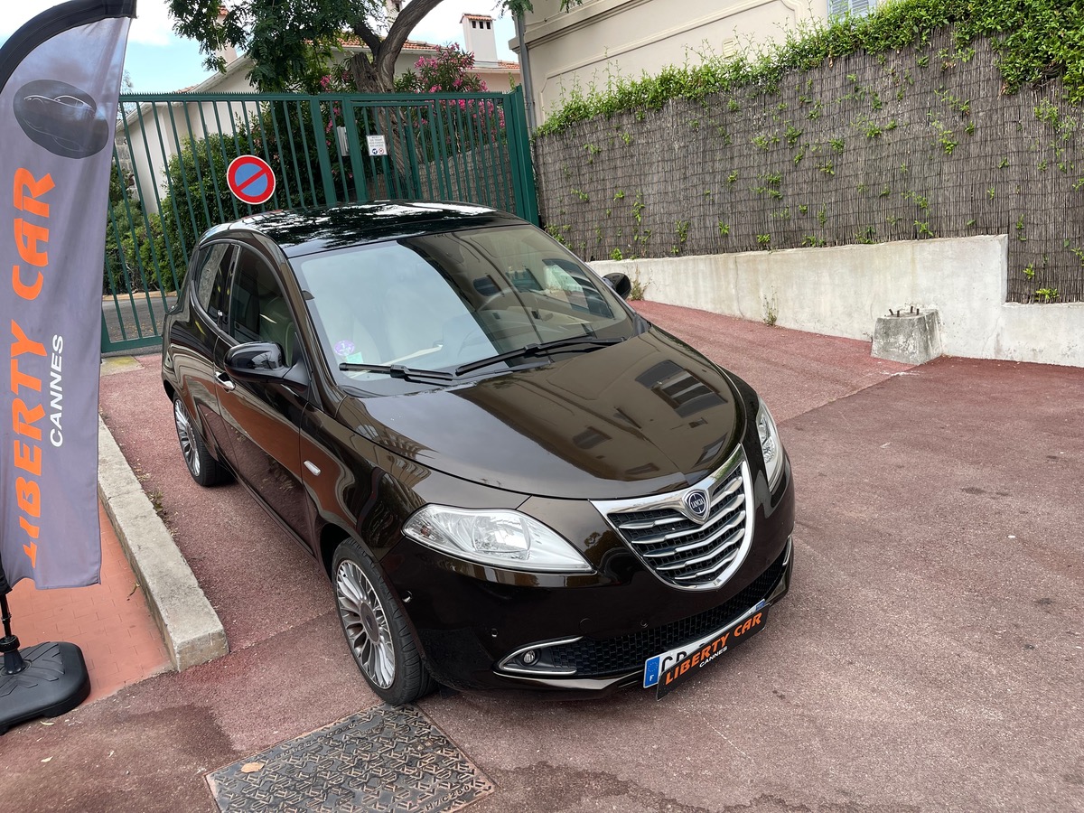 Lancia Ypsilon 85 cv / 1 er Main / Boîte auto / Km Réel / Toit Ouvrant