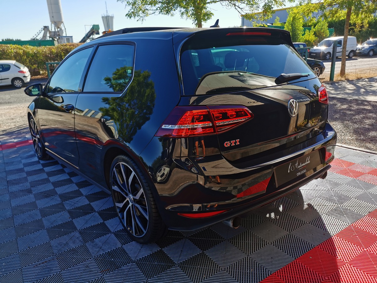 Volkswagen Golf GTI PERFORMANCE 2.0 TSI 230