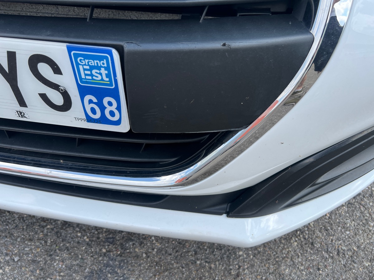 Peugeot 208 100 Cv BlueHDI STYLE, SUIVI COMPLET, TOIT PANORAMIQUE, SIEGES CHAUFFANTS