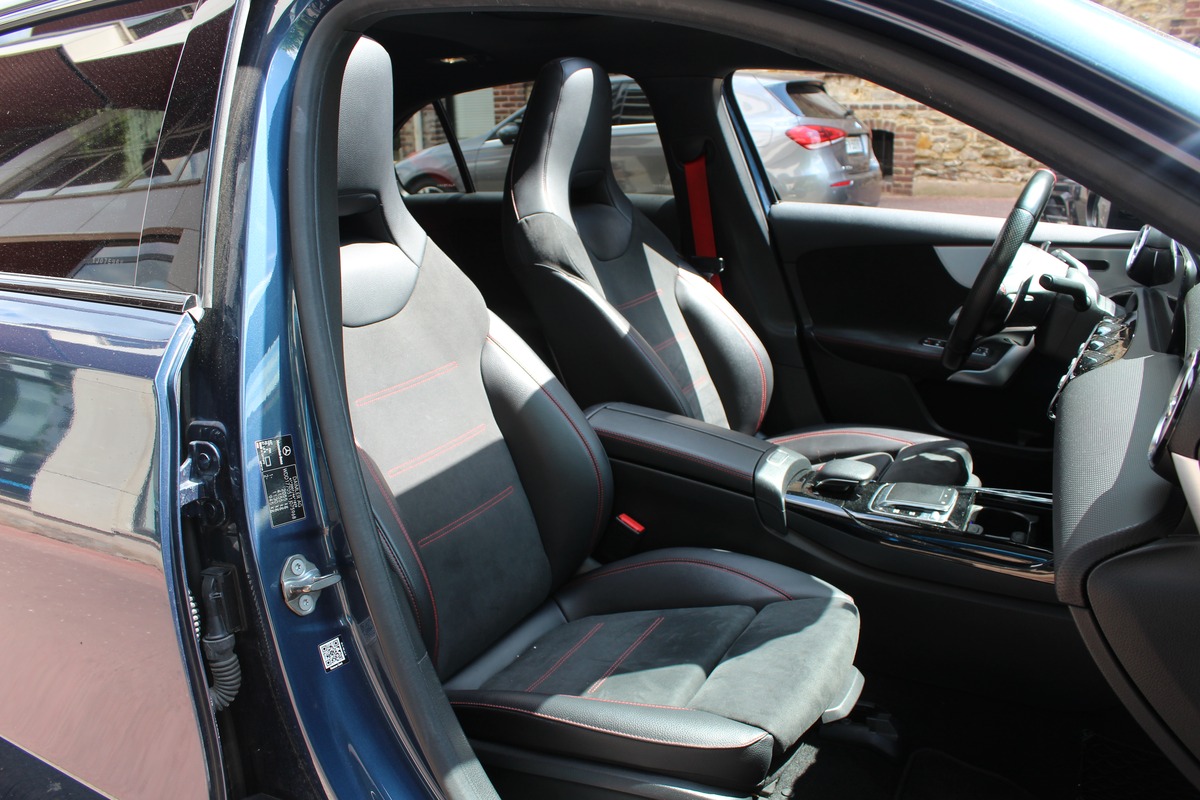 Mercedes-Benz Classe A IV 35 AMG  306 CV 4MATIC 7G-DCT Toit Ouvrant/ Burnmatser / keyless Go....