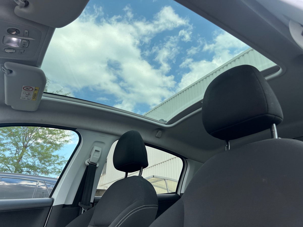 Peugeot 208 100 Cv BlueHDI STYLE, SUIVI COMPLET, TOIT PANORAMIQUE, SIEGES CHAUFFANTS