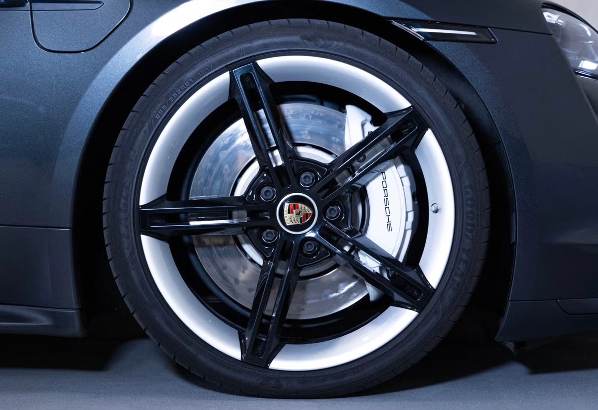 Porsche Taycan Turbo 680ch Performance Battery+ Ecran Passager/360/Bose/Inno/Keyless/Roues AR direc.