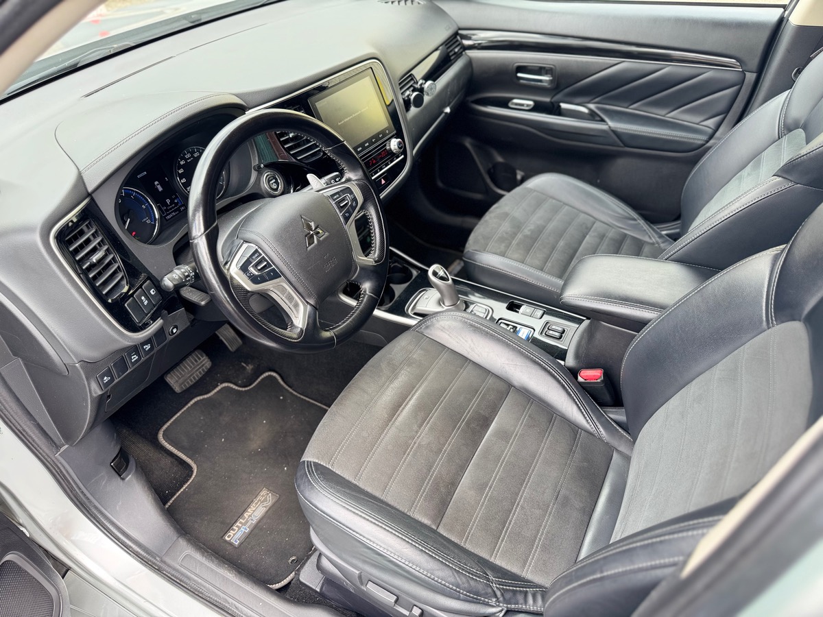 Mitsubishi Outlander PHEV 2.4l Twin Motor 225CH 4WD - ELIGIBLE TOUT CATÉGORIE UBER - CUIR