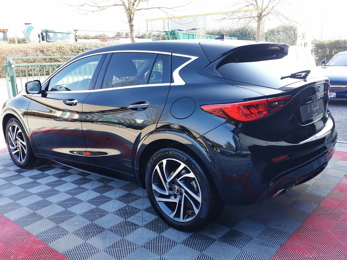 Infiniti Q30 1.6t 122 PREMIUM CITY BLACK CAM 360 g